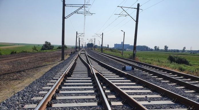 Circulaţia feroviară, întreruptă între Izvoru Oltului – Izvoru Mureşului – Voşlobeni, judeţul Harghita, după ce un copac a căzut pe locomotiva unui tren de marfă, avariind ambele pantografe