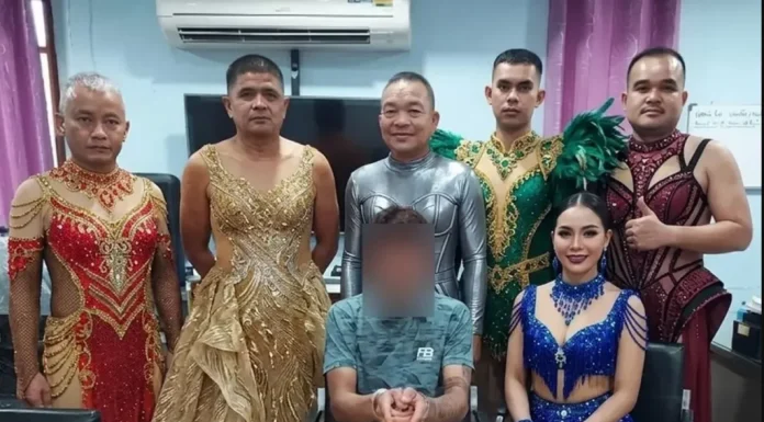 Poliția thailandeză, din ce în ce mai inventivă: s-a costumat în dansatoare ca să prindă traficanți de droguri. Cum s-a deghizat și în lei dansatori