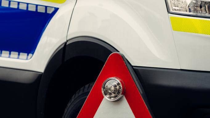 Iaşi – Accident între un autobuz şi un autoturism. Trei persoane acuză dureri. Posibile scurgeri de combustibil