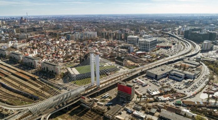 Sute de locatari din zona Pasajului Basarab, împotriva poluării fonice. Discuție la Primărie