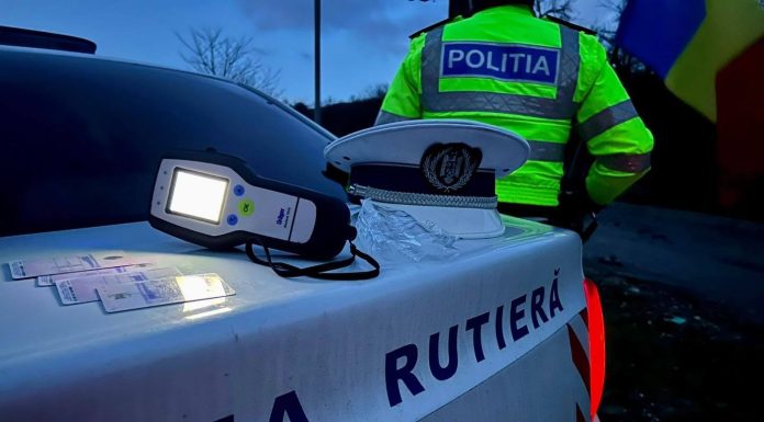Ambulanţă aflată în misiune, implicată în accident rutier în judeţul Călăraşi / O persoană are nevoie de îngrijiri medicale