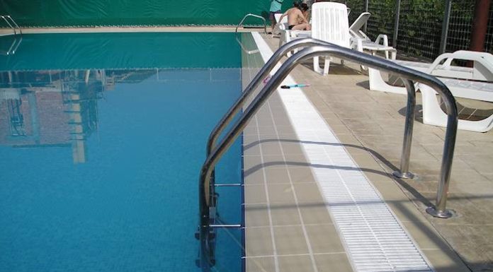 Un copil de un an și patru luni a murit după ce ar fi căzut într-o piscină din curtea bunicilor săi din județul Dolj