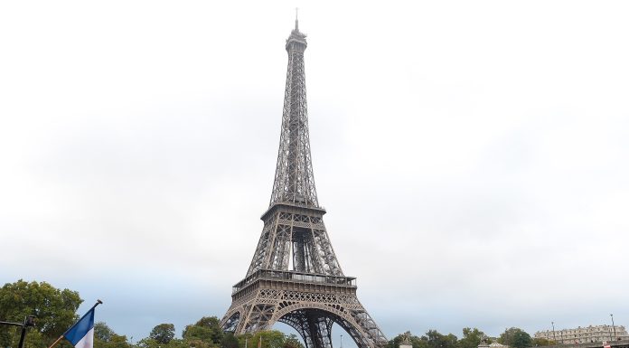 O replică a Turnului Eiffel, construită într-un sat din Kazahstan. A fost un cadou pentru comunitate | VIDEO