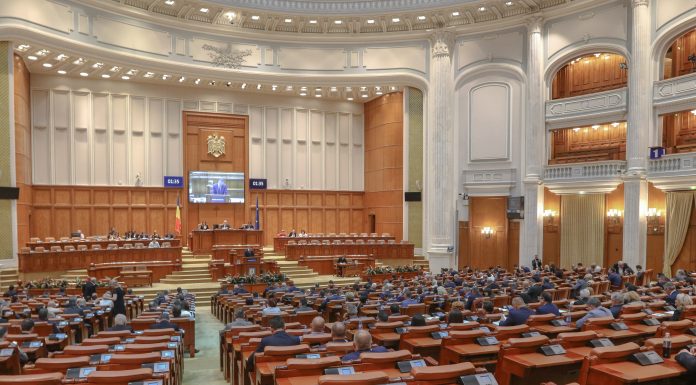 Câți parlamentari sunt prezenți la votarea moțiunii de cenzură împotriva Guvernului Bolojan