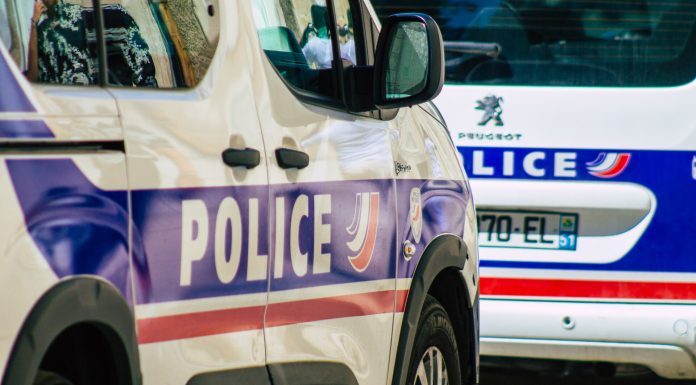 O femeie s-a aruncat de la etajul 13 al blocului în care locuia, împreună cu trei dintre copiii săi, în Franța