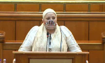 Ce cadou i-a făcut Diana Șoșoacă președintelui Nicușor Dan, la întâlnirea de la Cotroceni. Cu dedicație în latină