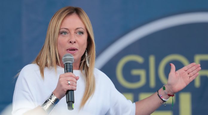 Reacția Giorgia Meloni după ce imagini false cu ea, generate cu AI, au devenit virale online: Gândiți înainte să distribuiți