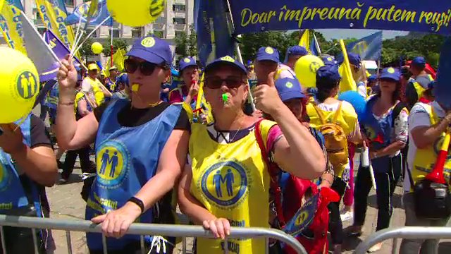 Sindicaliștii Sanitas protestează în Capitală față de noua lege a salarizării: „Reducerea sporurilor ne loveşte direct”