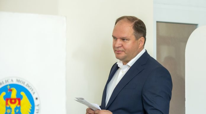 Primarul Chișinăului, luat cu forța de la tribuna Parlamentului după un scandal în plen