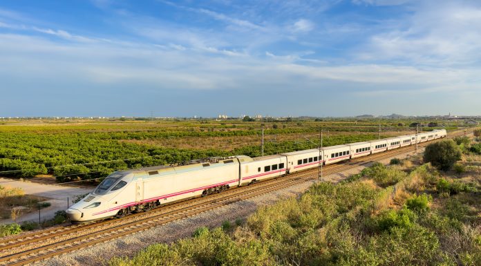 O femeie a deschis ieșirea de urgență a unui tren după ce pasagerii au început să leșine din cauza căldurii. Amenda primită