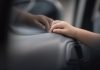 O fetiță de 2 ani a murit după ce a stat ore întregi într-o mașină încinsă, în Spania. Tatăl ei uitase să o lase la grădiniță