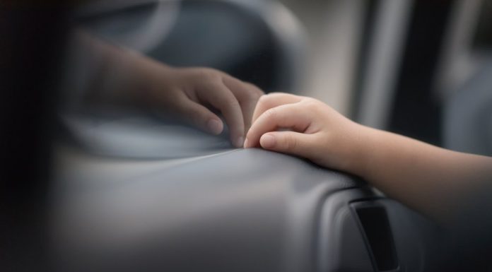O fetiță de 2 ani a murit după ce a stat ore întregi într-o mașină încinsă, în Spania. Tatăl ei uitase să o lase la grădiniță