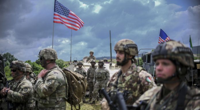 Retragerea celor 5.000 de soldați americani din Germania, „reprezintă dezintegrarea în curs” a NATO. Câți mai sunt în Europa