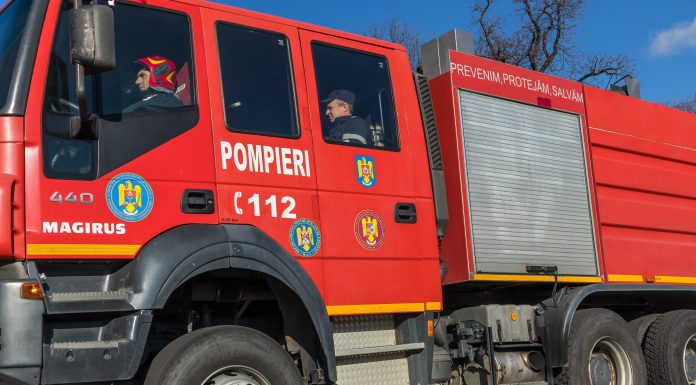 Un autocar în care se aflau 27 de persoane a fost cuprins de flăcări pe o șosea din Tulcea. Care e starea pasagerilor