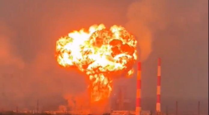 „Nu există combustibil deloc”: piața petrolieră din Rusia intră sub presiune după loviturile cu drone