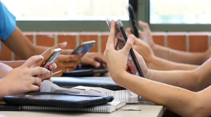 Zeci de adolescenți din Europa au renunțat la telefoane timp de 21 de zile. Ce au descoperit