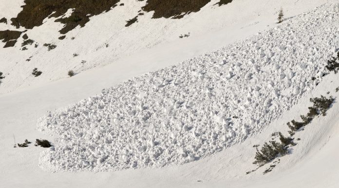 Pericol major de avalanșă în Bucegi. Temperaturile ridicate destabilizează zăpada