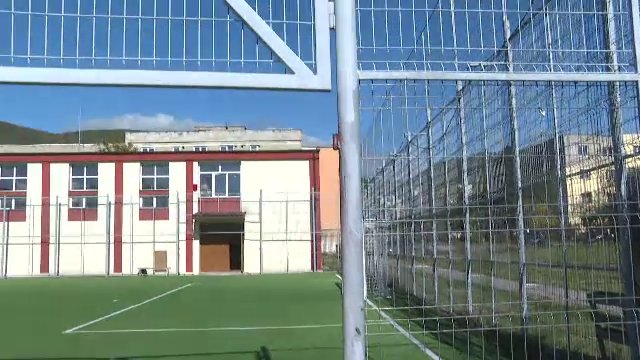 Un tânăr de 18 ani a fost reținut după ce ar fi bătut și amenințat cu un cuțit un elev într-o școală din Sectorul 1