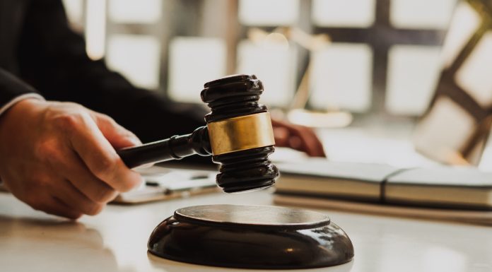 O româncă stabilită în Austria, trimisă în judecată după ce a ameninţat de mai multe ori un procuror din Ilfov