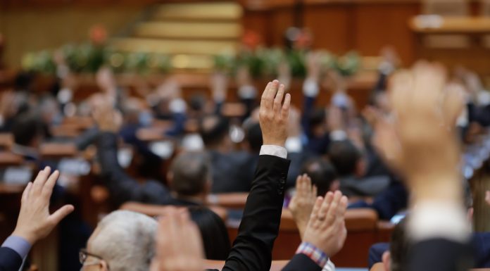 Cum ar arăta Guvernul dacă trece moțiunea de marți. Noile alianțe pe care le caută partidele după vot