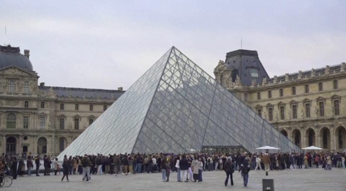 Un bărbat care plănuia un atac terorist la Muzeul Luvru din Paris a fost arestat. A întrebat ChatGPT cum se face o bombă