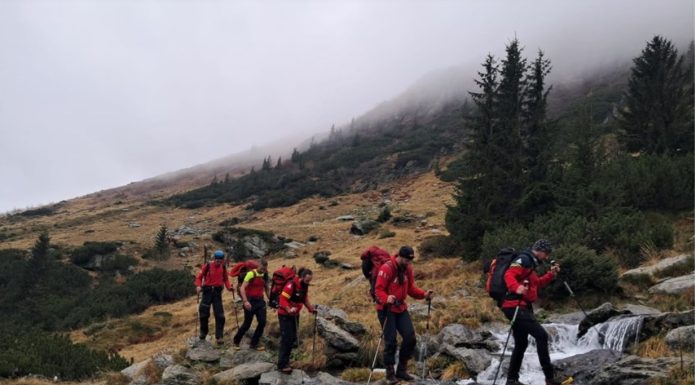 Operațiune dificilă în Munții Maramureșului. Un ucrainean s-a rătăcit în zona de prăpăstii şi cascade. Nu are semnal