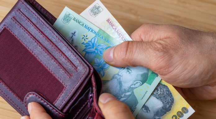 „Nu pot economisi, abia îmi ajung banii”. Sfaturile specialiștilor pentru cei care nu reușesc să pună bani deoparte