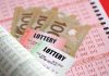 Un bărbat a returnat un bilet la loto găsit într-o benzinărie, iar două luni mai târziu a câștigat peste 500.000 de dolari