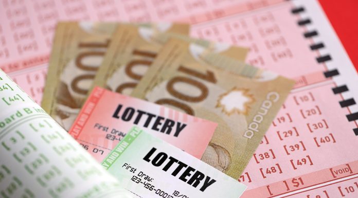 Un bărbat a returnat un bilet la loto găsit într-o benzinărie, iar două luni mai târziu a câștigat peste 500.000 de dolari