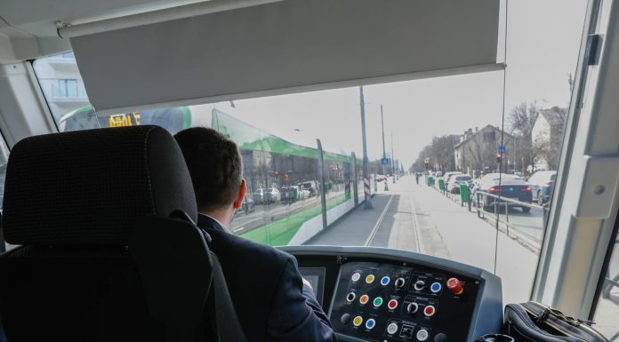 Un autobuz și un tramvai s-au ciocnit în Piața Sudului, din capitală