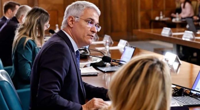 Pîslaru spune că în noua lege a salarizării se elimină sporul de antenă, de praf şi de stres: Dacă, de exemplu, cineva vrea să-mi ceară spor de praf, pentru că în continuare are praf în instituţie, nu o să mai aibă baza legală să mi-l ceară