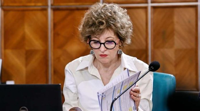 Vicepremierul Oana Gheorghiu prezintă companiile de stat la care liderul senatorilor AUR, Petrişor Peiu deţine acţiuni: Oare cum se înţelege domnul parlamentar Petrişor Peiu, luptător împotriva listării companiilor de stat, cu domnul investitor Petrişor P