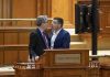 Virgil Popescu (PNL): Simioane, gestul mâinilor legate ţi se potriveşte perfect. Un om care, întrebat despre democraţie, mimează cătuşe pentru adversarii politici nu face campanie, îşi face autoportretul