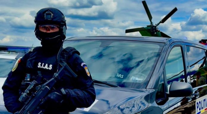 Timiş: Un bărbat şi-a ameninţat tatăl, în prezenţa celor trei copii ai săi / A scos inclusiv un cuţit / S-a folosit tot timpul de copii, fără a-i răni, pentru a împiedica poliţiştii să intervină / Este cercetat pentru ultraj