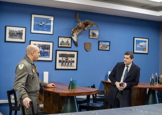 Pilotul român care a doborât o dronă în spaţiul aerian din Estornia, decorat de conducerea MApN / Radu Miruţă şi generalul Gheorghiţă Vlad s-au întâlnit, în Lituania, cu militarii Detaşamentului românesc ”Carpathian Vipers”