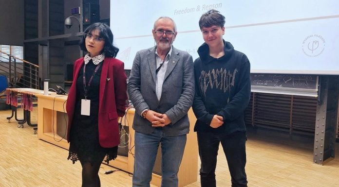 O elevă de la Colegiul Naţional ”Alexandru Lahovari” din Râmnicu Vâlcea România a obţinut o menţiune la Olimpiada Internaţională de Filosofie, având tema generală ”Freedom & Reason”