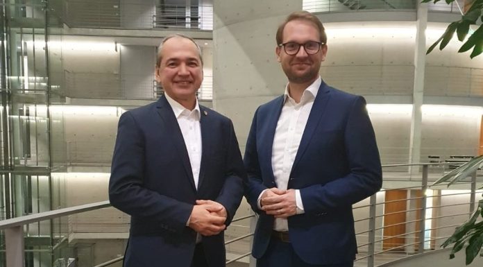Octavian Ursu, un german de origine română, a câştigat al doilea mandat de primar într-un oraş din estul Germaniei / El l-a învins pe candidatul de la AfD, obţinând 55,8% dintre voturi / Mesajul lui Dominic Fritz
