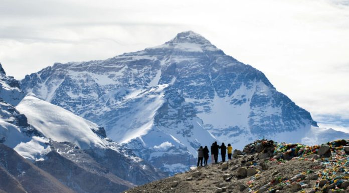 Record pe Vârful Everest. 274 de alpiniști au ajuns pe cel mai înalt munte într-o singură zi