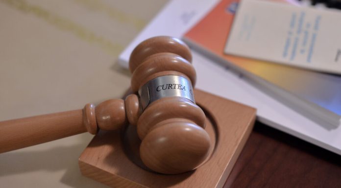 Deținuții mai sunt aduși în fața instanței doar atunci când judecătorul apreciază că e necesar