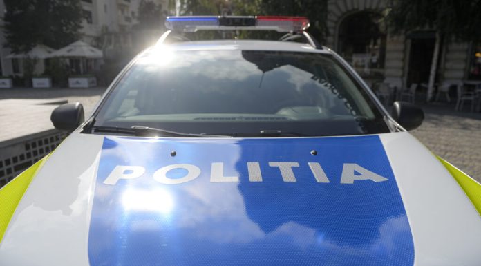 Bucată de metal cu inscripții chirilice, descoperită pe plaja din Vama Veche