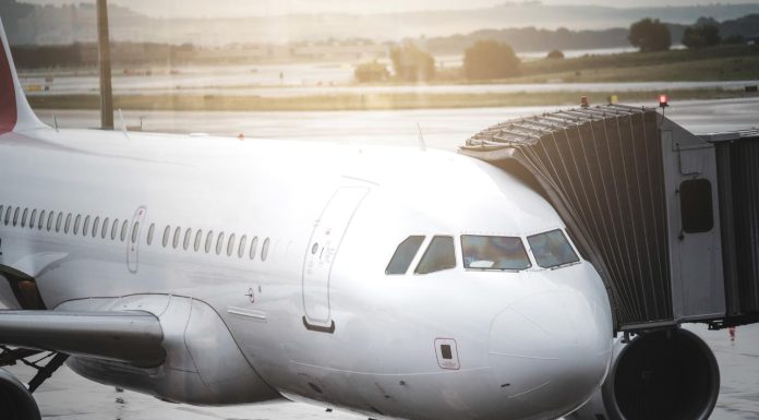 VIDEO Un avion a lovit o persoană chiar în timpul decolării. Pasagerii – coborâți pe tobogan, la Aeroportul Internațional Denver