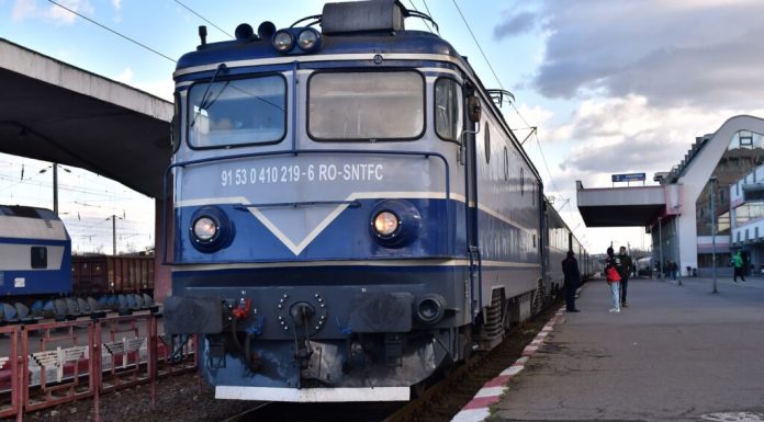 CFR anunță că e oprită circulația trenurilor pe distanța Izvoru Oltului – Izvoru Mureșului – Voşlobeni. De ce e restricționat traficul
