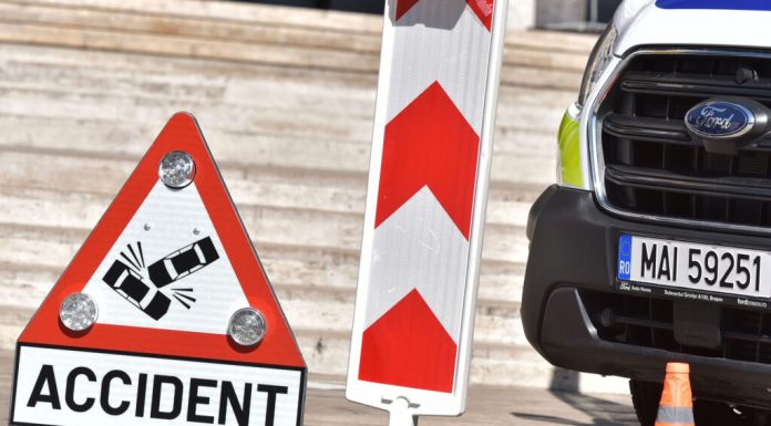 Șofer beat, urmărit de poliție prin Constanța. A intrat în mașini parcate și s-a răsturnat după o cursă nebună prin Tomis Nord