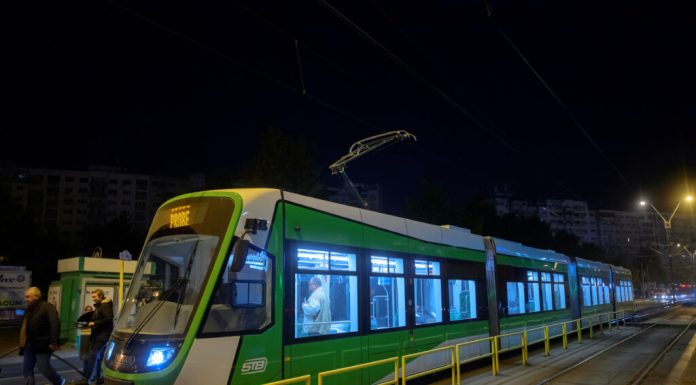 Un tramvai a deraiat în Capitală și a lovit un stâlp. Patru persoane, transportate la spital