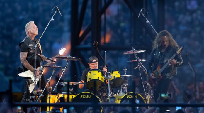Metallica își îndeamnă fanii să doneze sânge și plasmă înaintea turneului din Marea Britanie