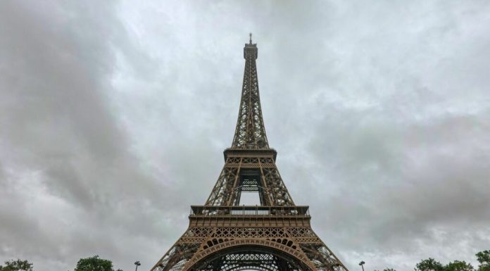 Suma fabuloasă pentru care s-a adjudecat un fragment din scara Turnului Eiffel, după ce a fost scos la licitație