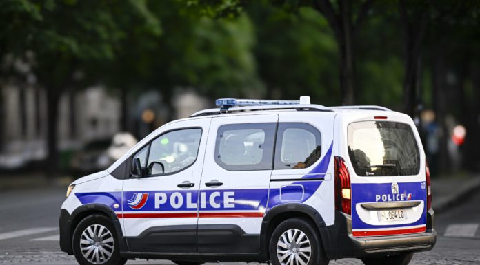 Franța: Un ofițer de poliție a împușcat mortal un bărbat înarmat cu două cuțite