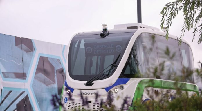 Autobuz fără șofer lovit de tramvai chiar în ziua testării cu pasageri la bord, în Suedia