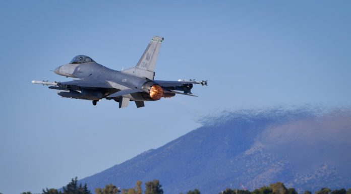 Iranienii și-au ascuns avioanele militare în Pakistan, țara care joacă rolul de mediator între SUA și Iran