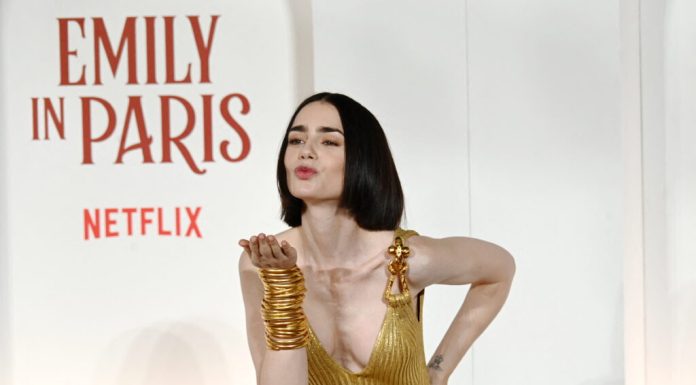 „Emily in Paris” ajunge în Grecia. Și premierul Mitsotakis așteaptă noul sezon